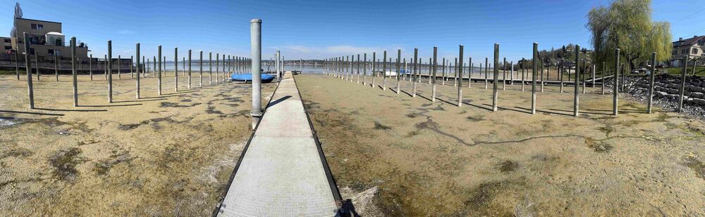 Der Niederschlagsmangel in der Ostschweiz liess den Bodenseepegel drastisch sinken. Anfang April war im Hafen von Mannenbach TG kein Wasser mehr vorhanden. (Foto: Andreas Walker)
